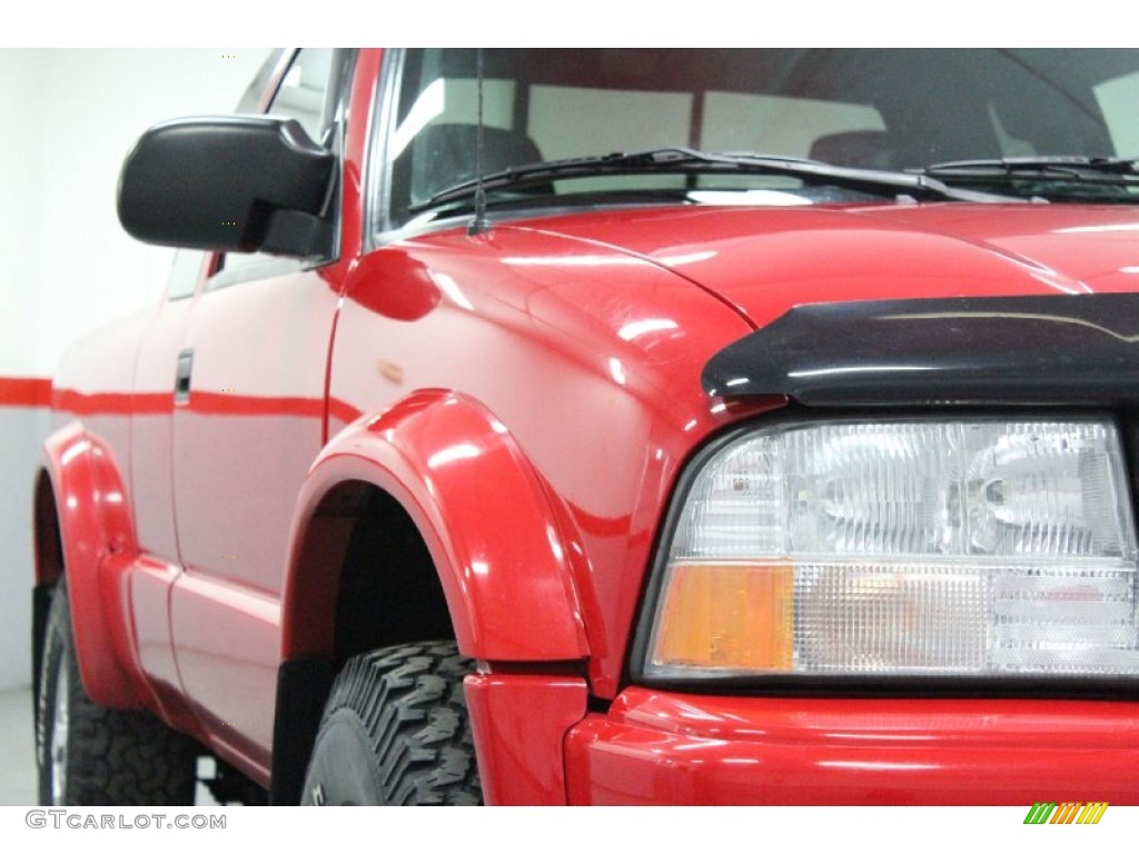 2002 Sonoma SLS Extended Cab 4x4 - Fire Red / Graphite photo #10