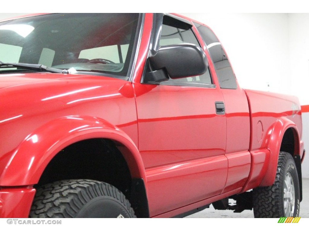 2002 Sonoma SLS Extended Cab 4x4 - Fire Red / Graphite photo #16