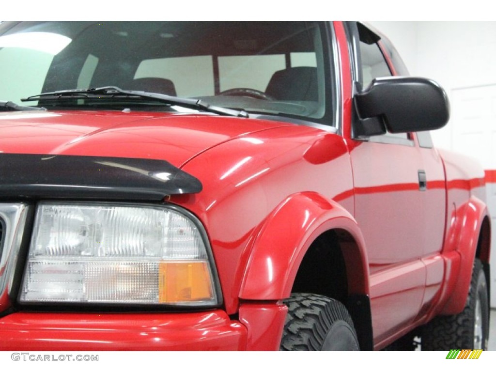 2002 Sonoma SLS Extended Cab 4x4 - Fire Red / Graphite photo #17