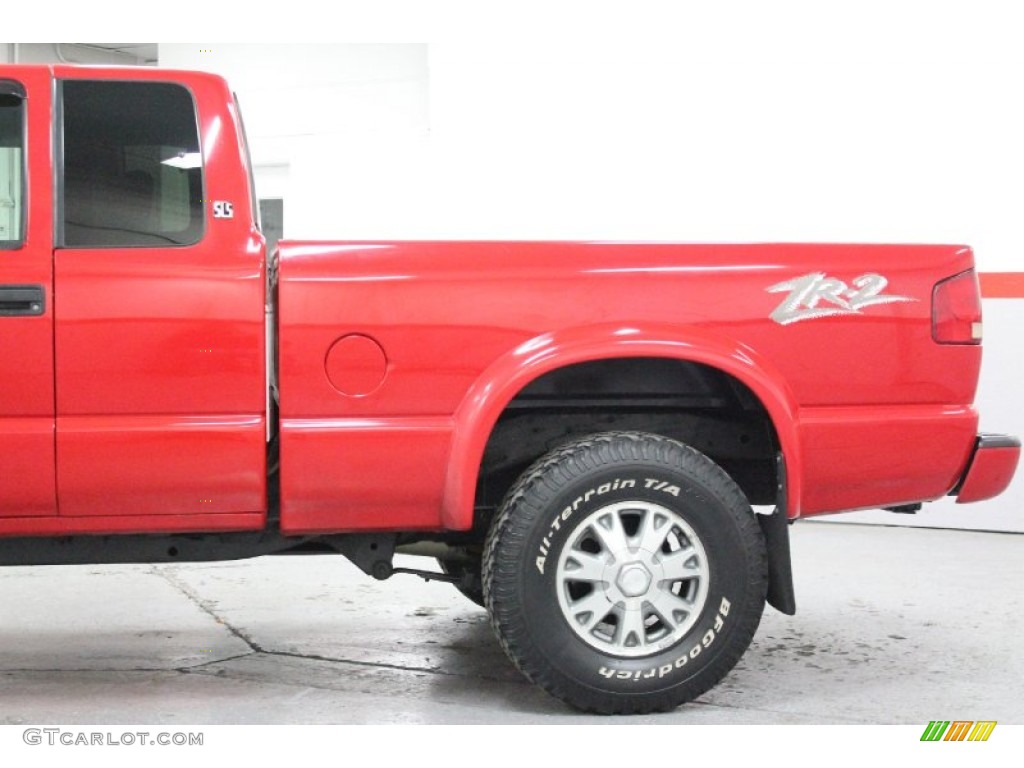 2002 Sonoma SLS Extended Cab 4x4 - Fire Red / Graphite photo #20