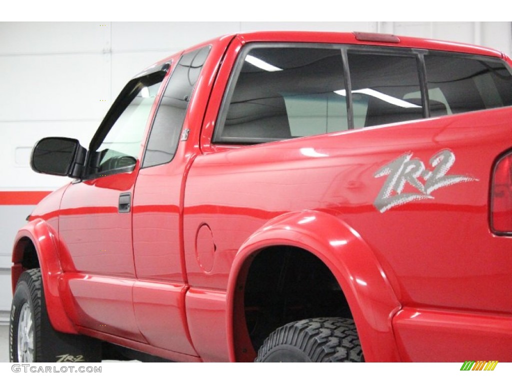 2002 Sonoma SLS Extended Cab 4x4 - Fire Red / Graphite photo #23