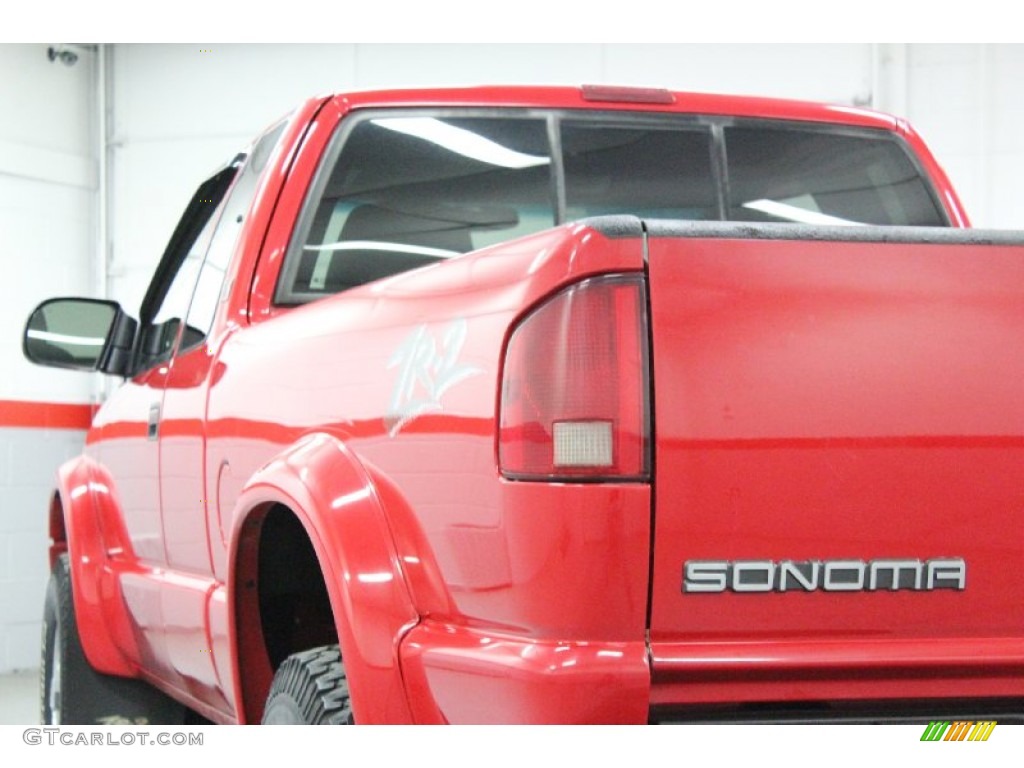 2002 Sonoma SLS Extended Cab 4x4 - Fire Red / Graphite photo #24
