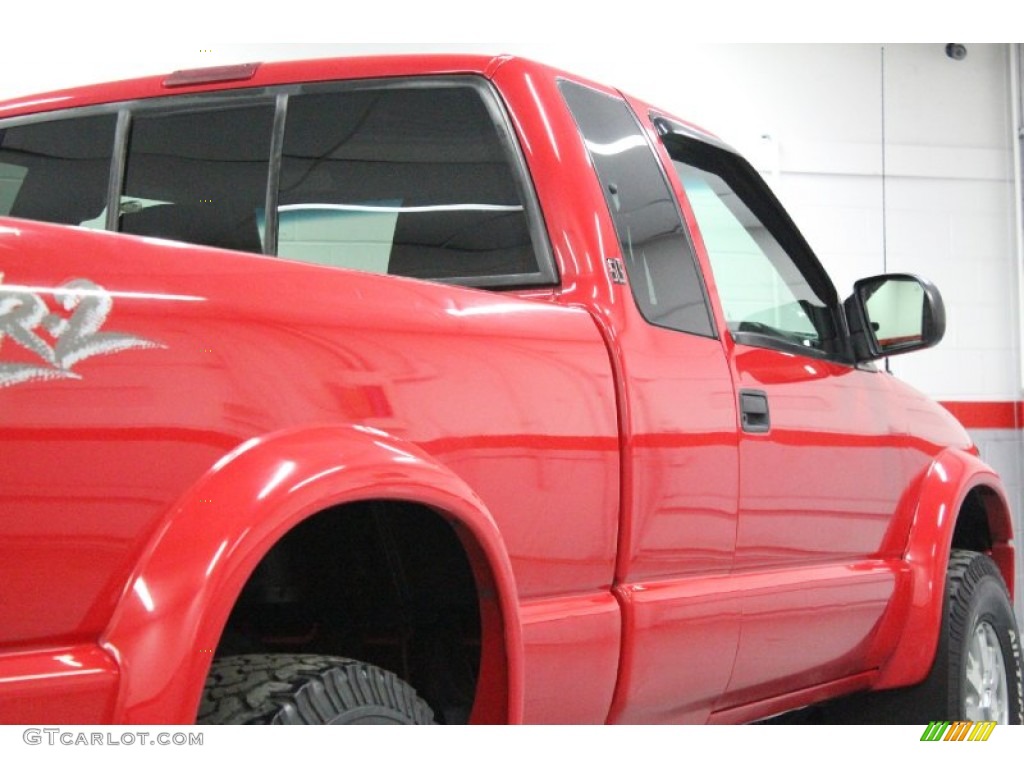 2002 Sonoma SLS Extended Cab 4x4 - Fire Red / Graphite photo #30