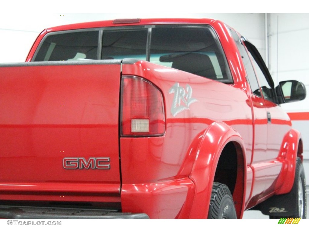 2002 Sonoma SLS Extended Cab 4x4 - Fire Red / Graphite photo #31