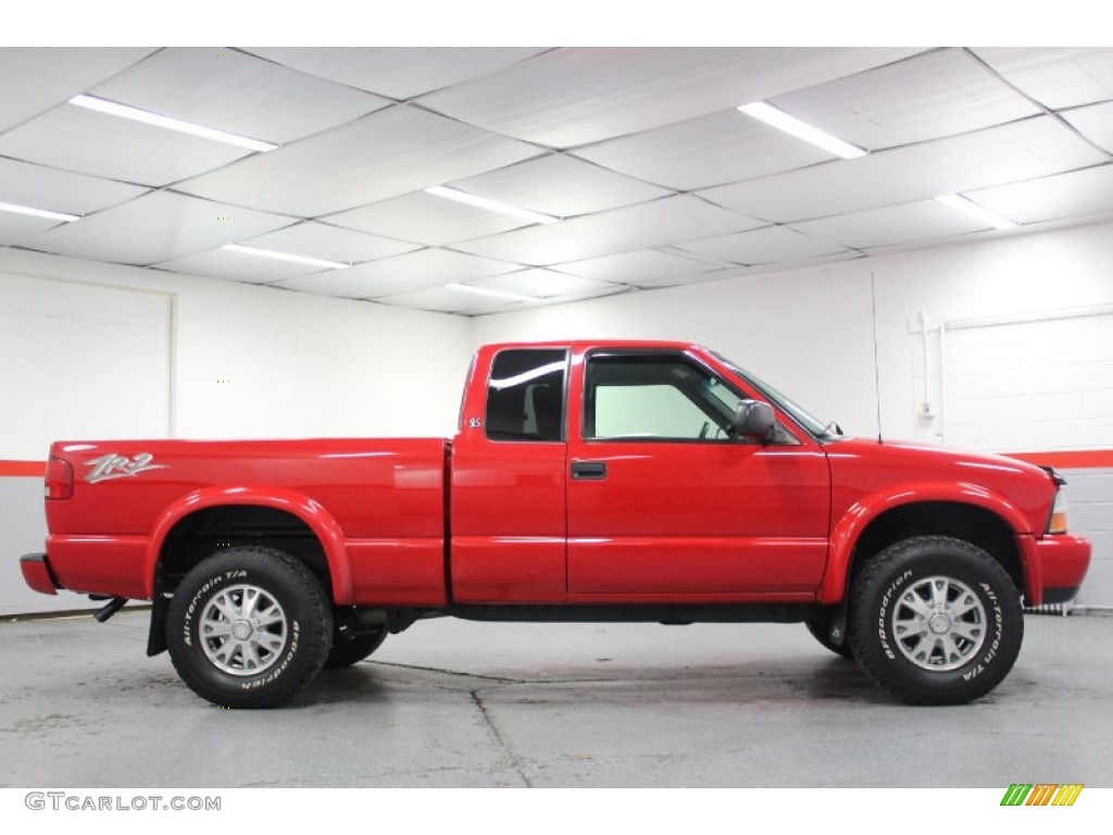 2002 Sonoma SLS Extended Cab 4x4 - Fire Red / Graphite photo #32