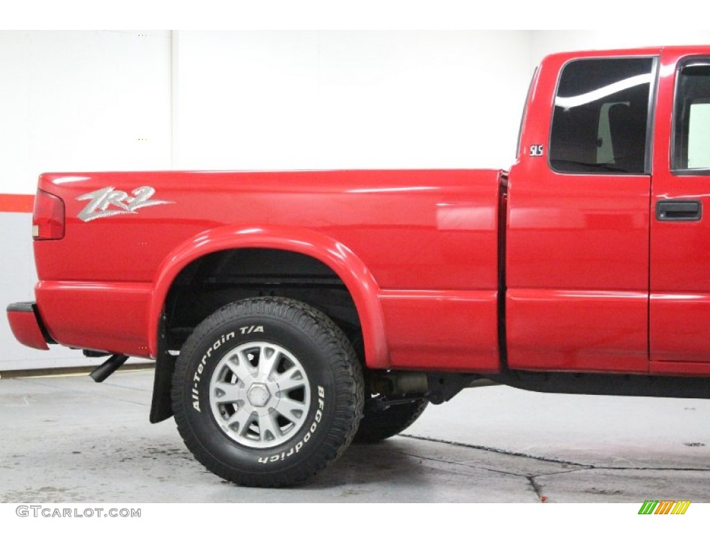 2002 Sonoma SLS Extended Cab 4x4 - Fire Red / Graphite photo #34