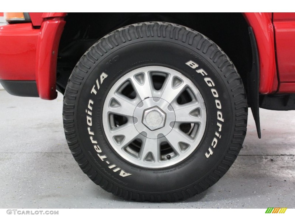 2002 Sonoma SLS Extended Cab 4x4 - Fire Red / Graphite photo #39