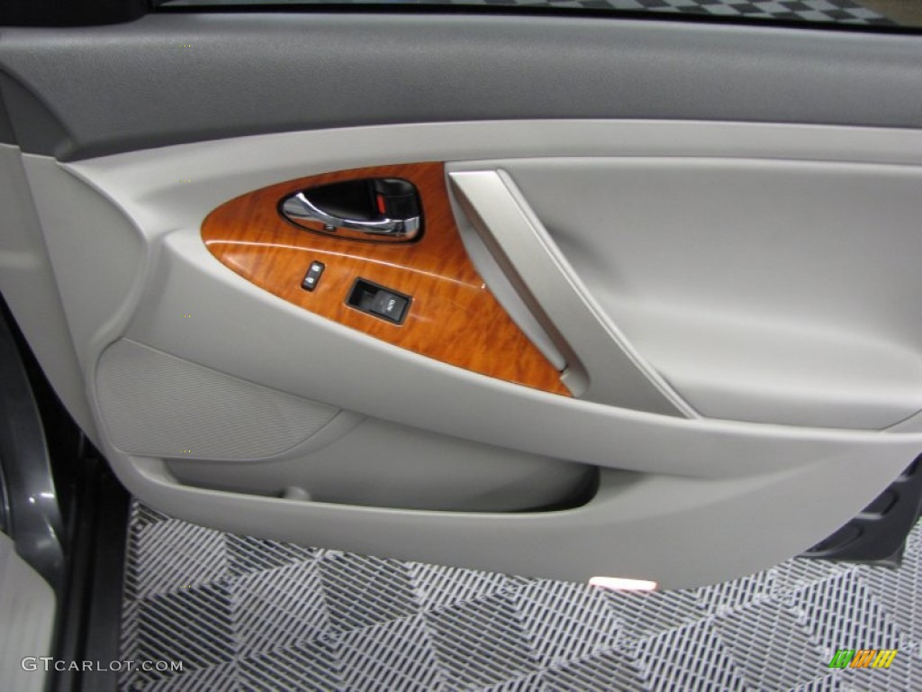 2010 Toyota Camry XLE V6 Ash Gray Door Panel Photo #61254353