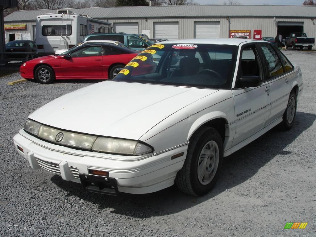 1996 Grand Prix SE Sedan - Bright White / Graphite Gray photo #1