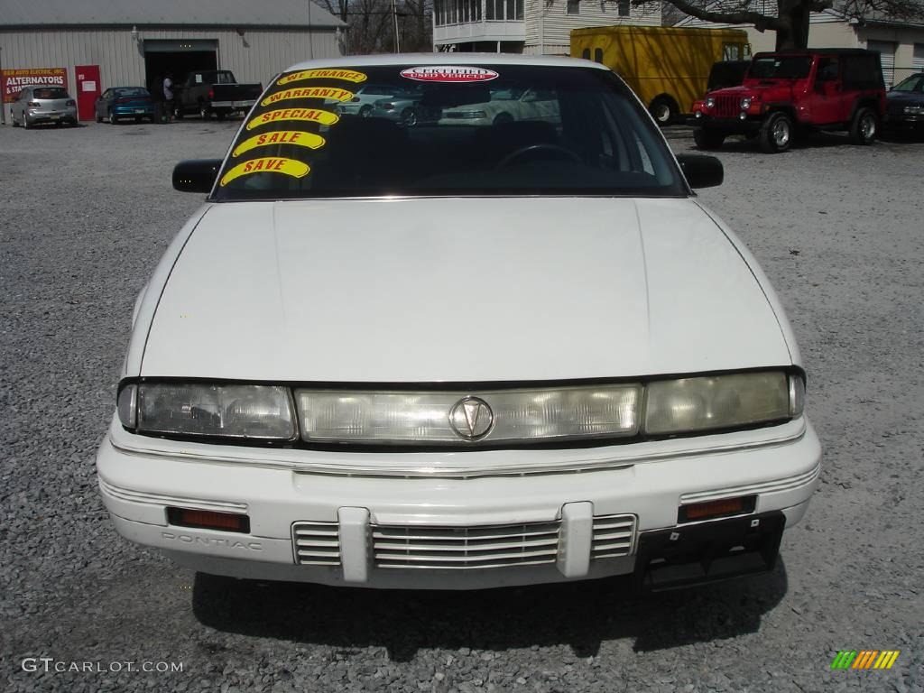 1996 Grand Prix SE Sedan - Bright White / Graphite Gray photo #2