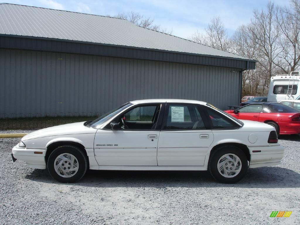 1996 Grand Prix SE Sedan - Bright White / Graphite Gray photo #8