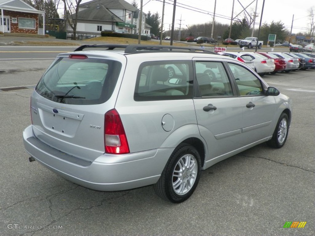 2005 CD Silver Metallic Ford Focus ZXW SES Wagon 61241823 Photo 2