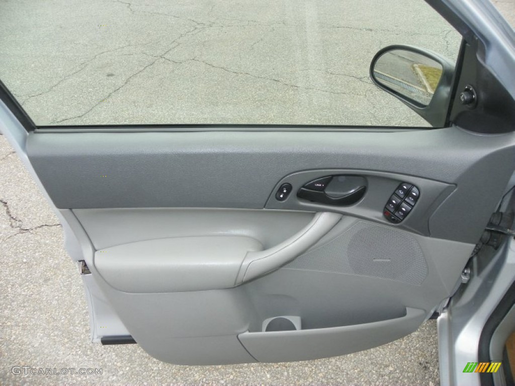 2005 Ford Focus ZXW SES Wagon Dark Flint/Light Flint Door Panel Photo #61287395