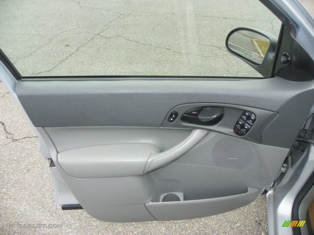 2005 Ford Focus ZXW SES Wagon Door Panel Photos