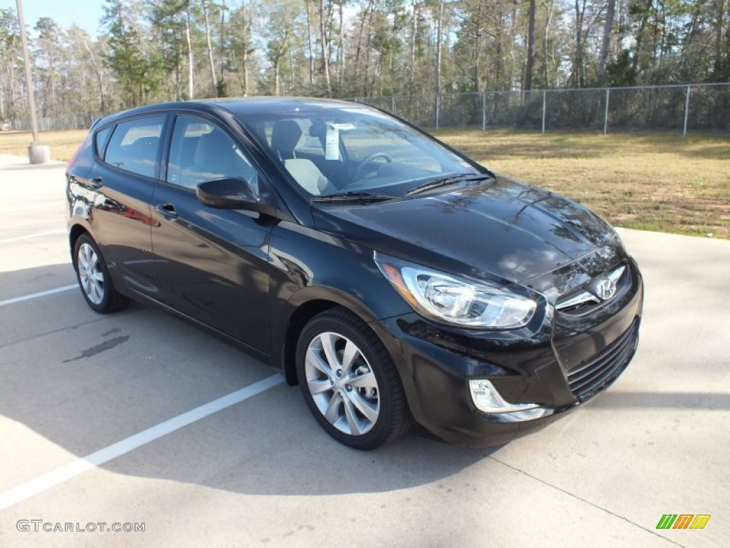 2012 Accent SE 5 Door - Ultra Black / Gray photo #1