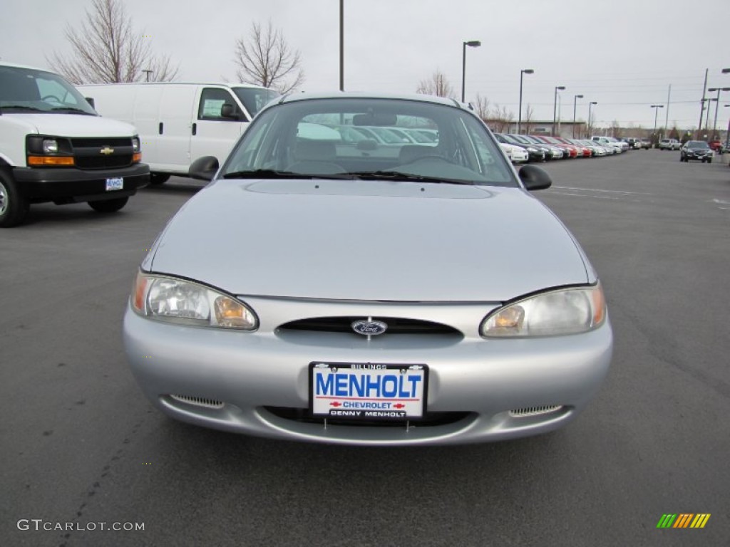 2001 Escort SE Sedan - Silver Frost Metallic / Medium Graphite photo #2