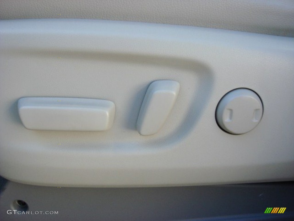 2011 Sienna XLE - Super White / Light Gray photo #10