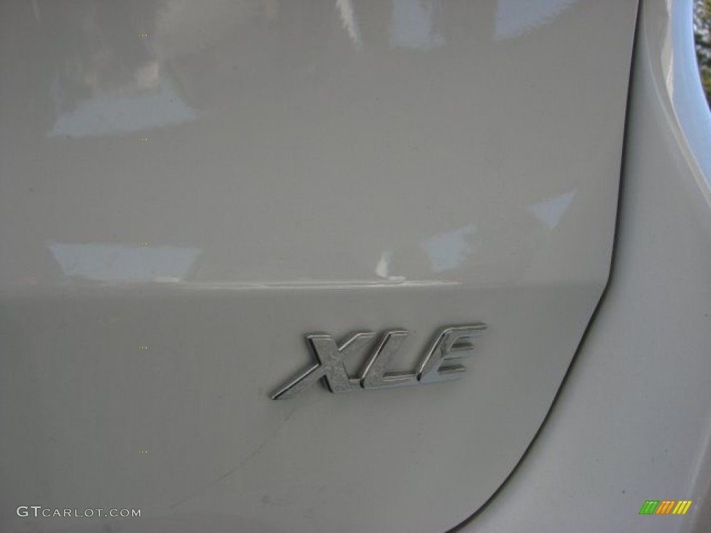 2011 Sienna XLE - Super White / Light Gray photo #30