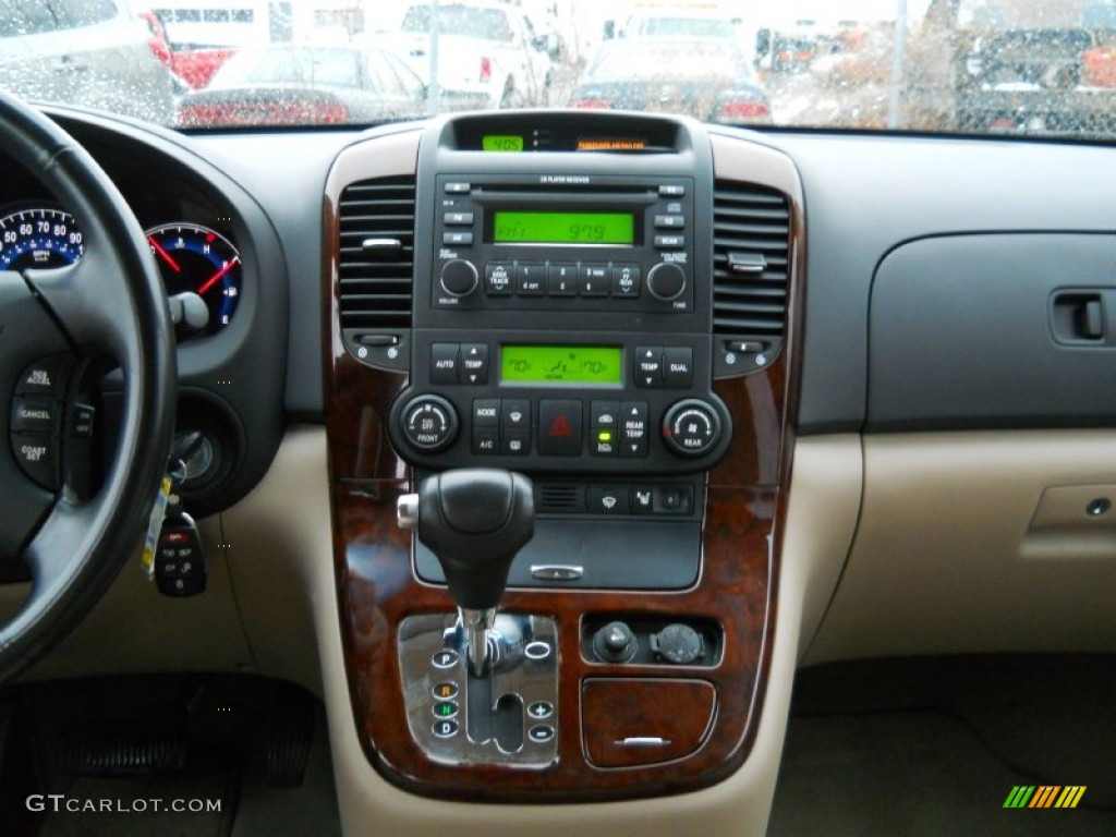 2007 Hyundai Entourage Limited Controls Photo #61330795
