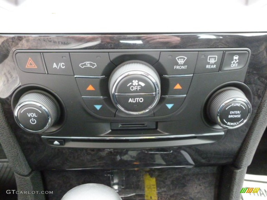 2011 Chrysler 300 C Hemi AWD Controls Photo #61340488