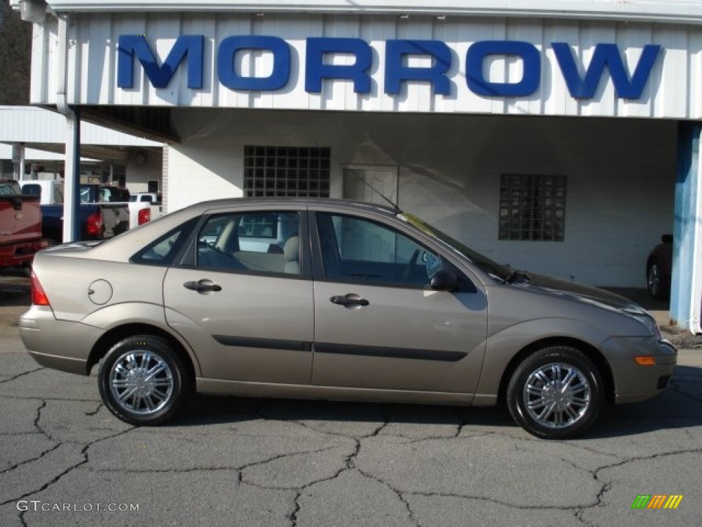 2005 Focus ZX4 S Sedan - Arizona Beige Metallic / Dark Pebble/Light Pebble photo #1