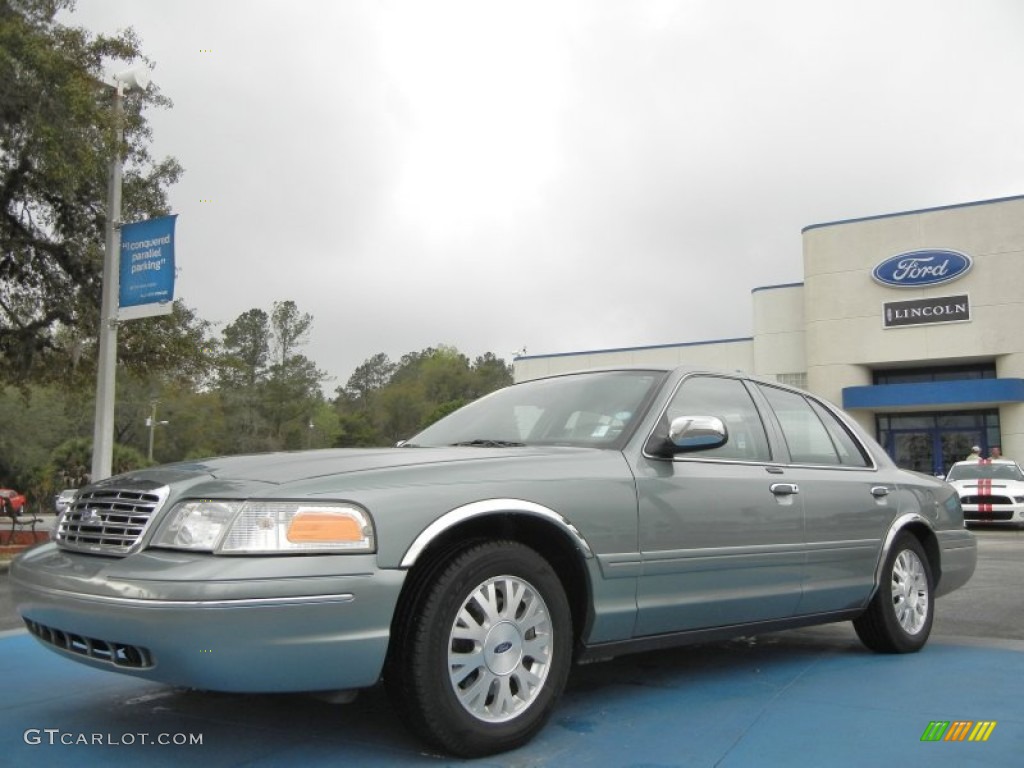 2005 Crown Victoria LX - Light Tundra Metallic / Light Flint photo #1