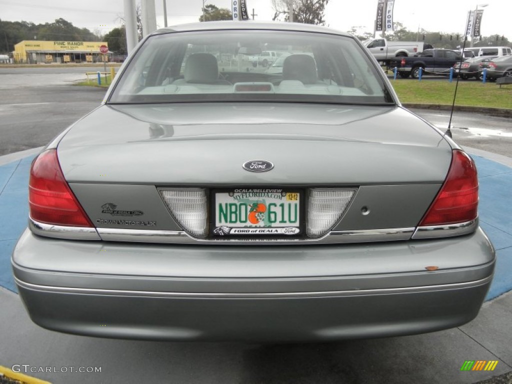 2005 Crown Victoria LX - Light Tundra Metallic / Light Flint photo #4