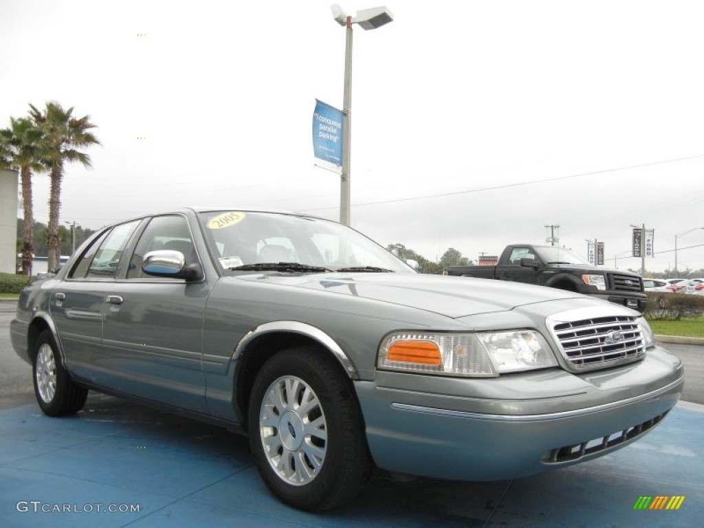 2005 Crown Victoria LX - Light Tundra Metallic / Light Flint photo #7