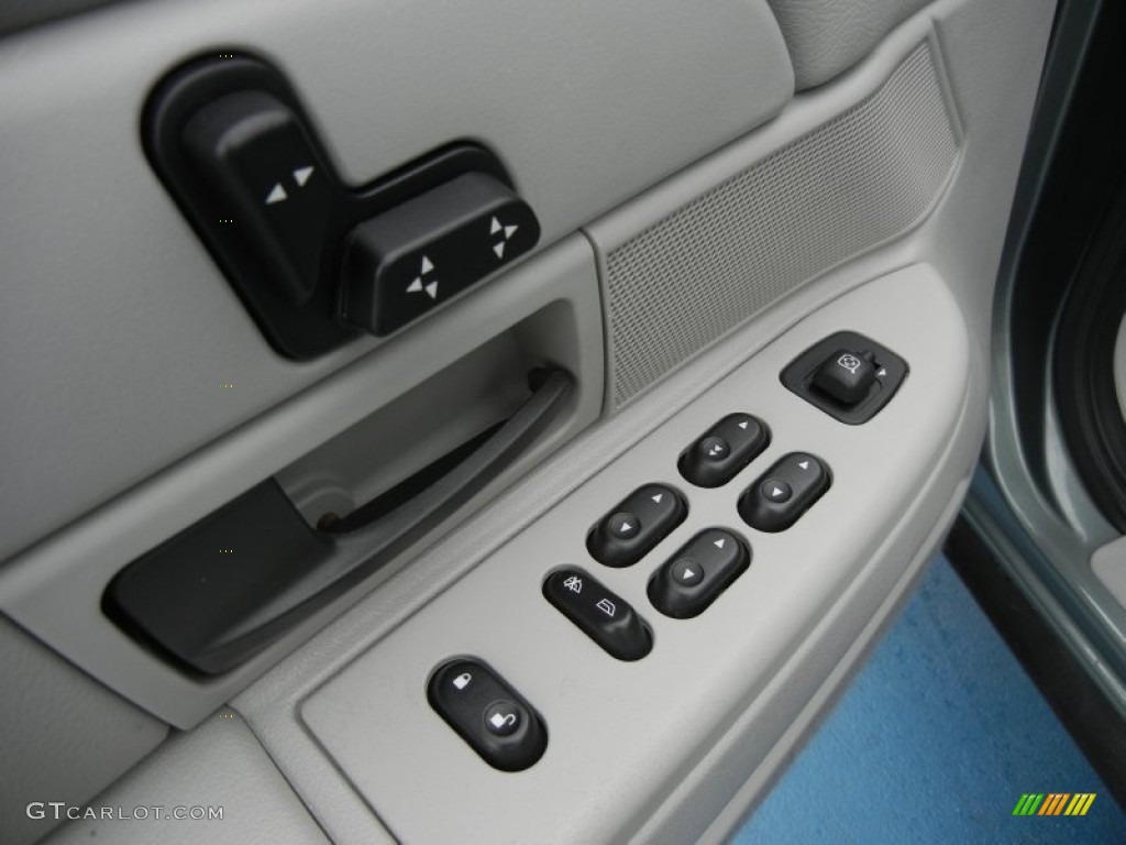 2005 Crown Victoria LX - Light Tundra Metallic / Light Flint photo #13