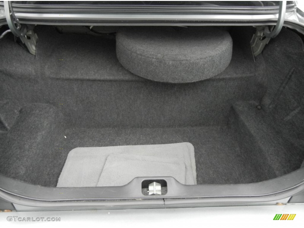 2005 Ford Crown Victoria LX Trunk Photo #61361682