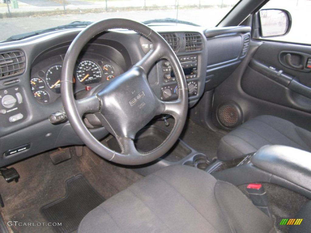 2003 Sonoma SLS Crew Cab 4x4 - Summit White / Graphite photo #16