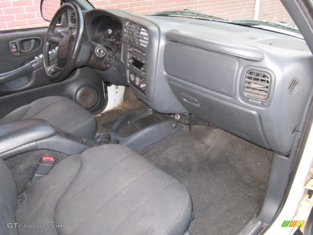 2003 Sonoma SLS Crew Cab 4x4 - Summit White / Graphite photo #17
