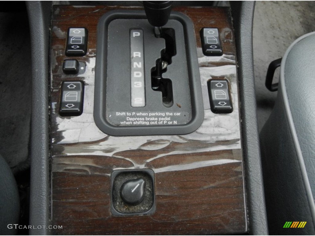 1995 Mercedes-Benz C 220 Sedan Controls Photo #61389363