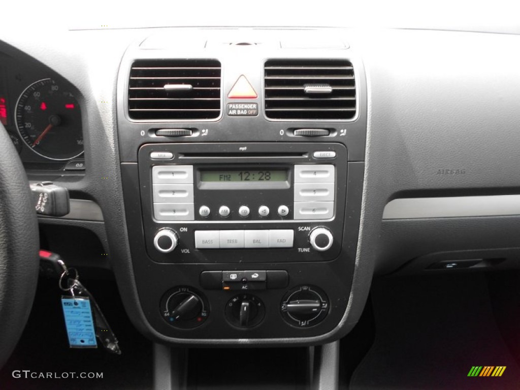 2009 Volkswagen Rabbit 2 Door Controls Photo #61391151