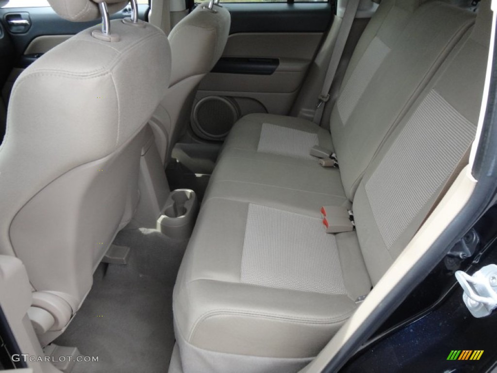 2011 Compass 2.4 Latitude 4x4 - Brilliant Black Crystal Pearl / Dark Slate Gray/Light Pebble Beige photo #5