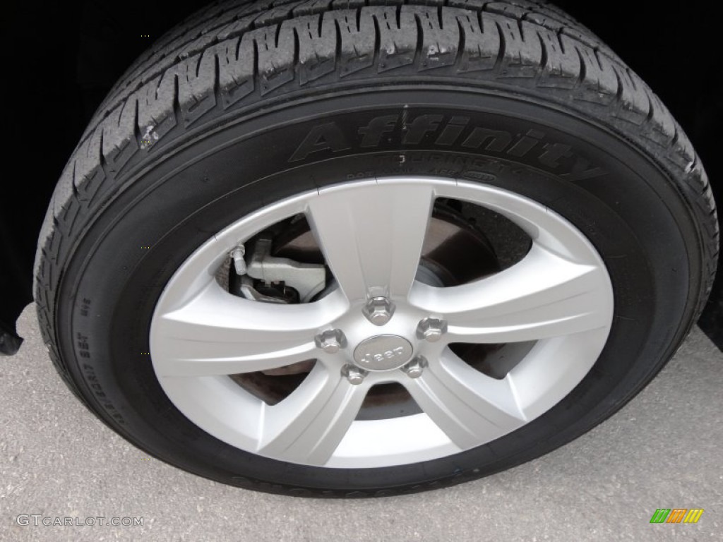 2011 Compass 2.4 Latitude 4x4 - Brilliant Black Crystal Pearl / Dark Slate Gray/Light Pebble Beige photo #15