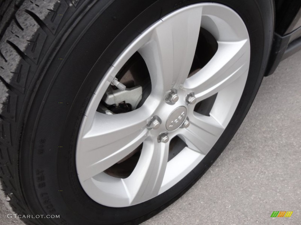 2011 Compass 2.4 Latitude 4x4 - Brilliant Black Crystal Pearl / Dark Slate Gray/Light Pebble Beige photo #16