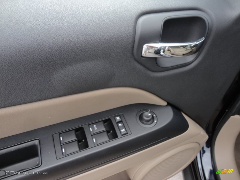 2011 Compass 2.4 Latitude 4x4 - Brilliant Black Crystal Pearl / Dark Slate Gray/Light Pebble Beige photo #21