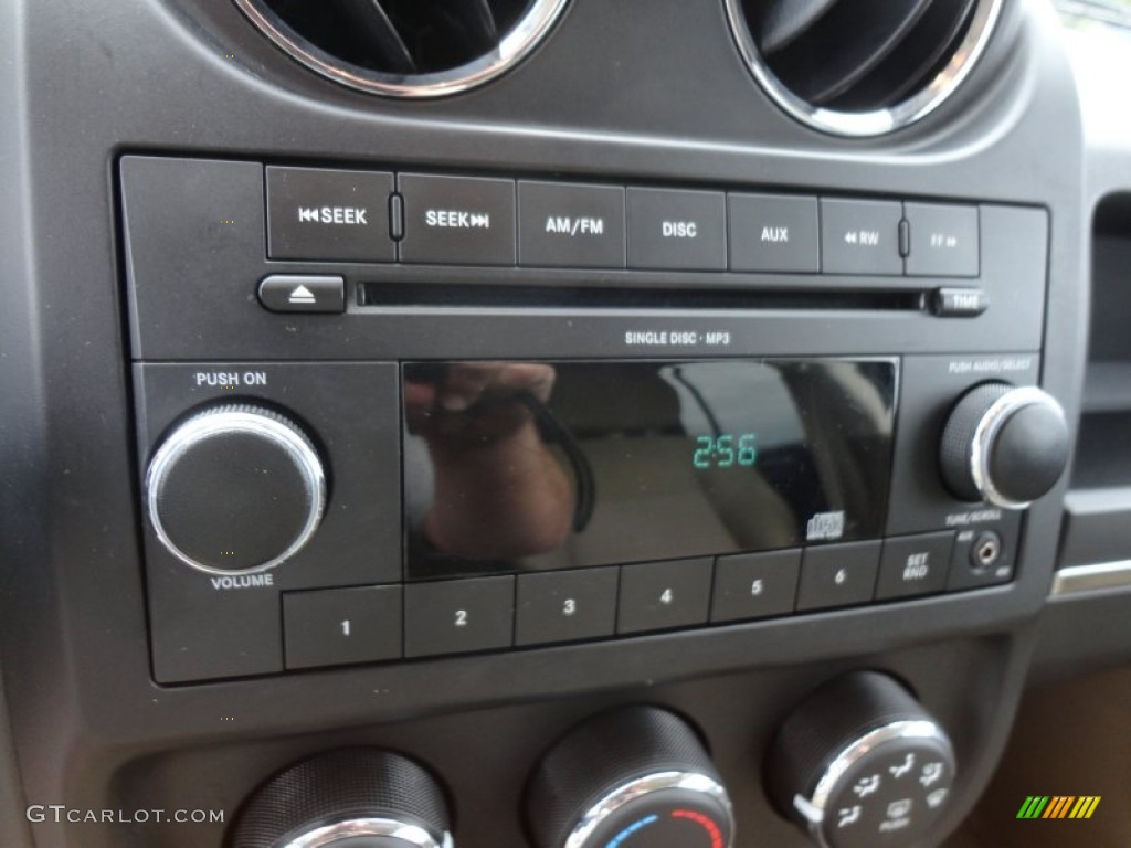 2011 Compass 2.4 Latitude 4x4 - Brilliant Black Crystal Pearl / Dark Slate Gray/Light Pebble Beige photo #24