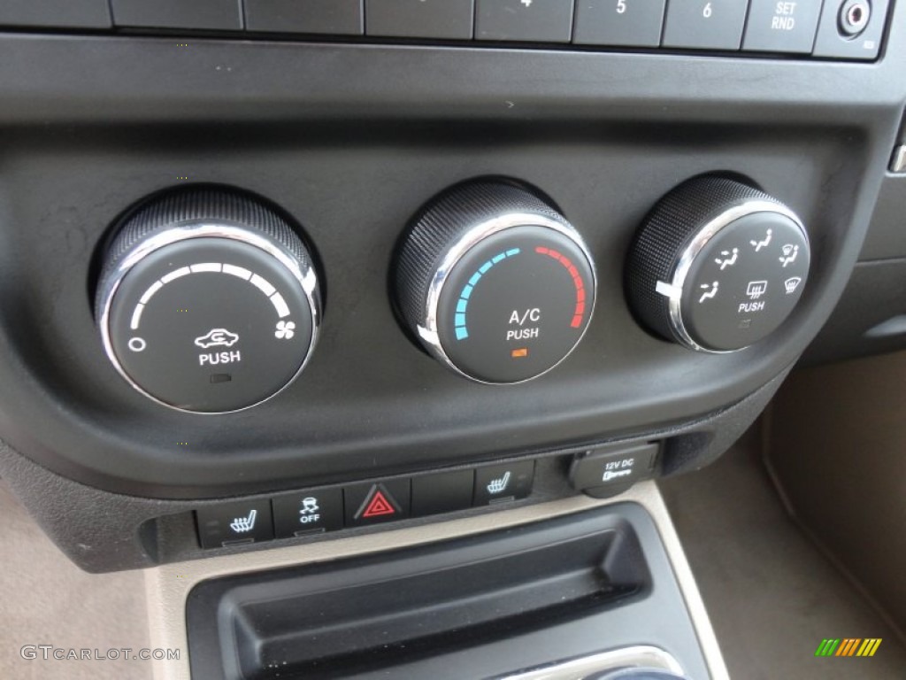 2011 Compass 2.4 Latitude 4x4 - Brilliant Black Crystal Pearl / Dark Slate Gray/Light Pebble Beige photo #25