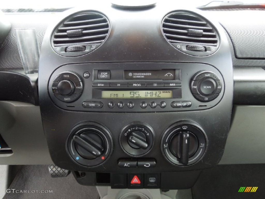 1999 Volkswagen New Beetle GL Coupe Controls Photo #61446339