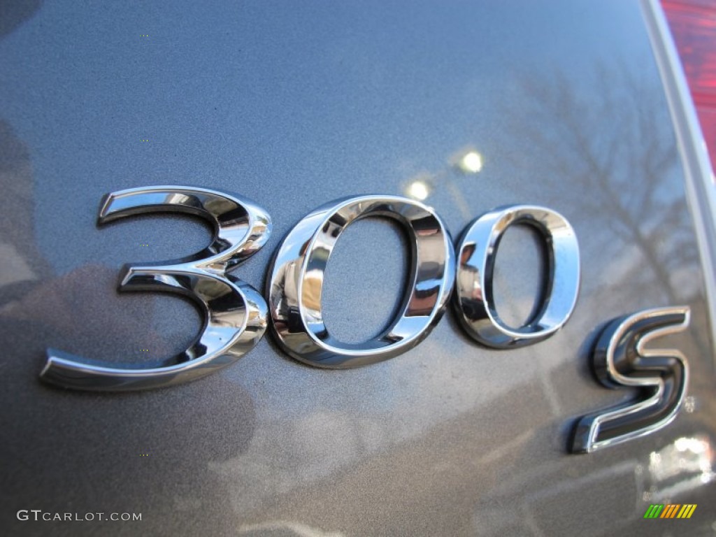2012 Chrysler 300 S V6 Marks and Logos Photos