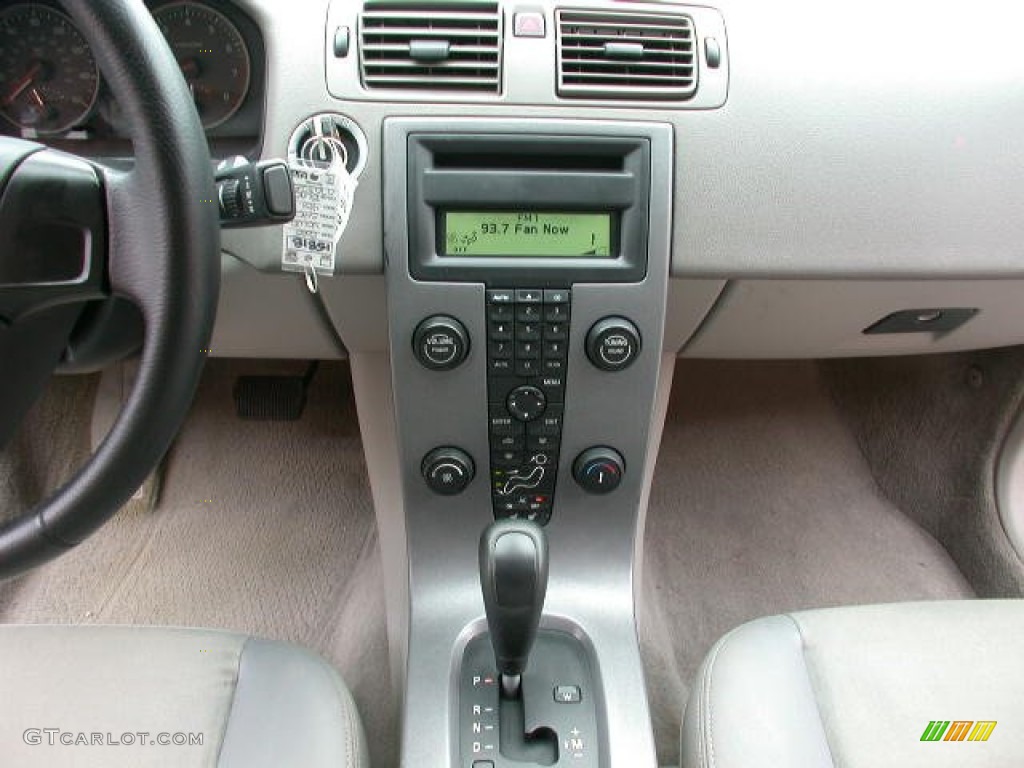 2005 Volvo S40 2.4i Controls Photo #61458618
