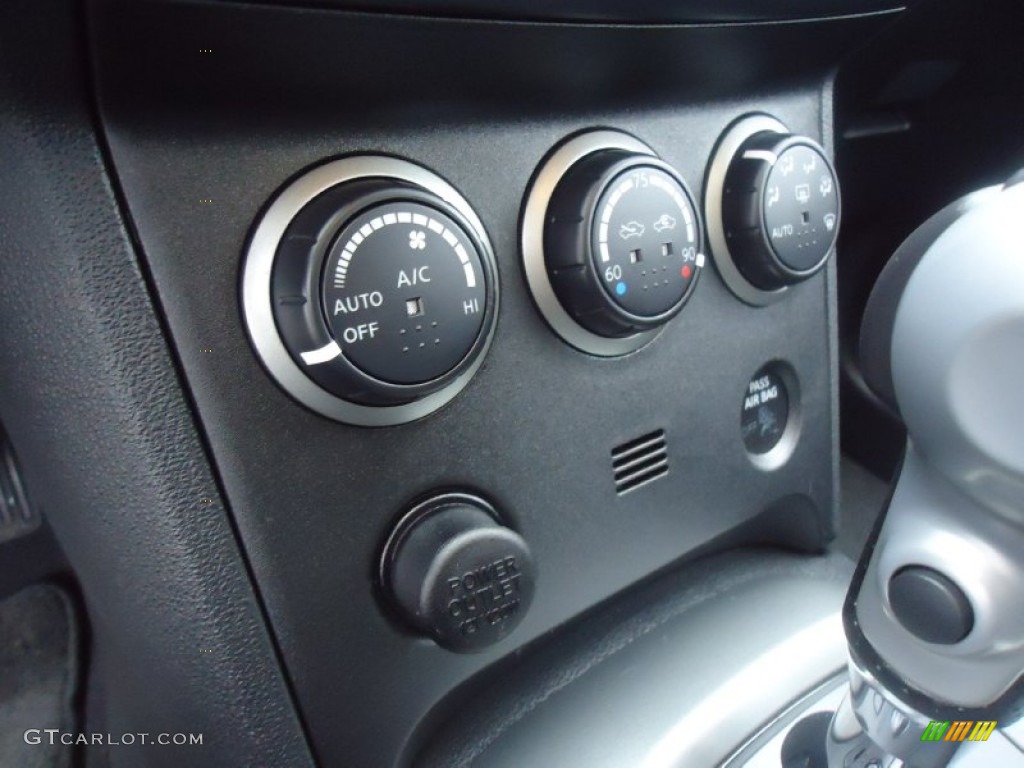 2011 Nissan Rogue SV AWD Controls Photo #61458927