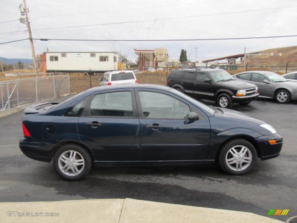 2001 Focus SE Sedan - Twilight Blue Metallic / Medium Graphite Grey photo #4