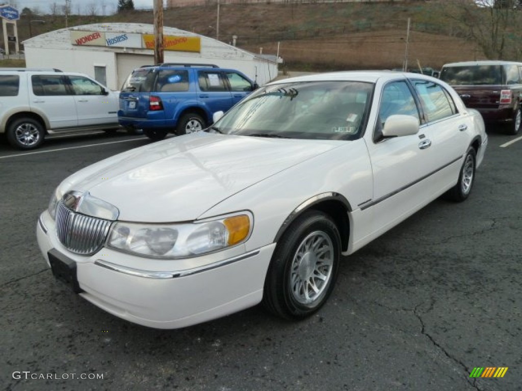 White Pearlescent Tri-Coat 2000 Lincoln Town Car Signature Exterior Photo #61463264