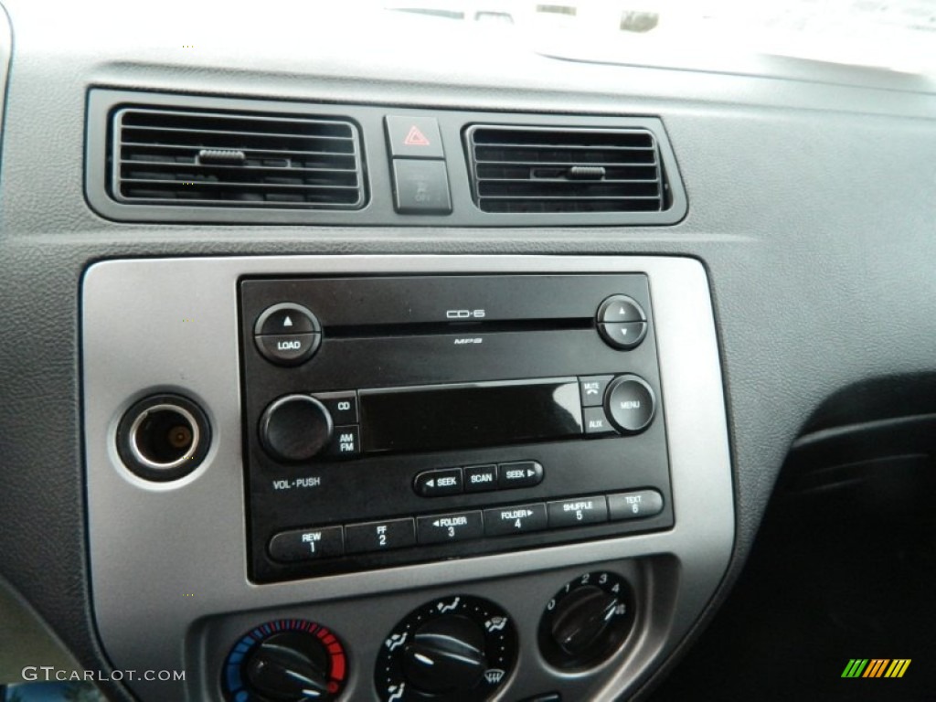 2006 Ford Focus ZX3 SE Hatchback Audio System Photo #61465693
