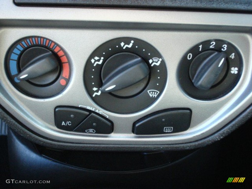 2005 Focus ZX5 SES Hatchback - Sangria Red Metallic / Dark Flint/Light Flint photo #17