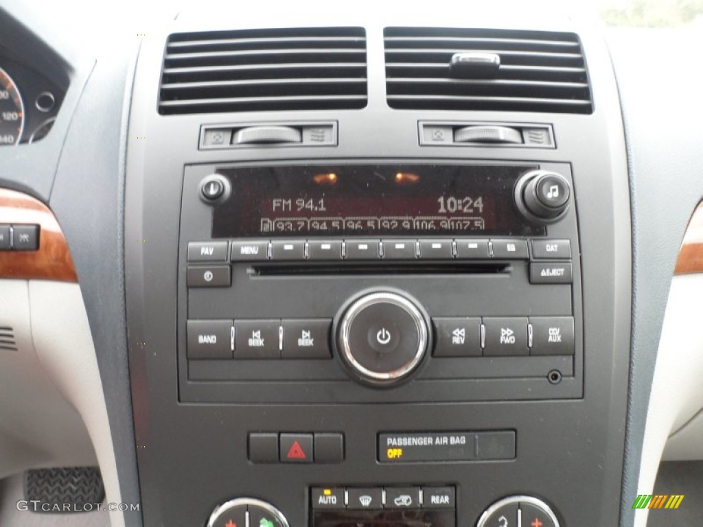 2009 Saturn Outlook XR Audio System Photos