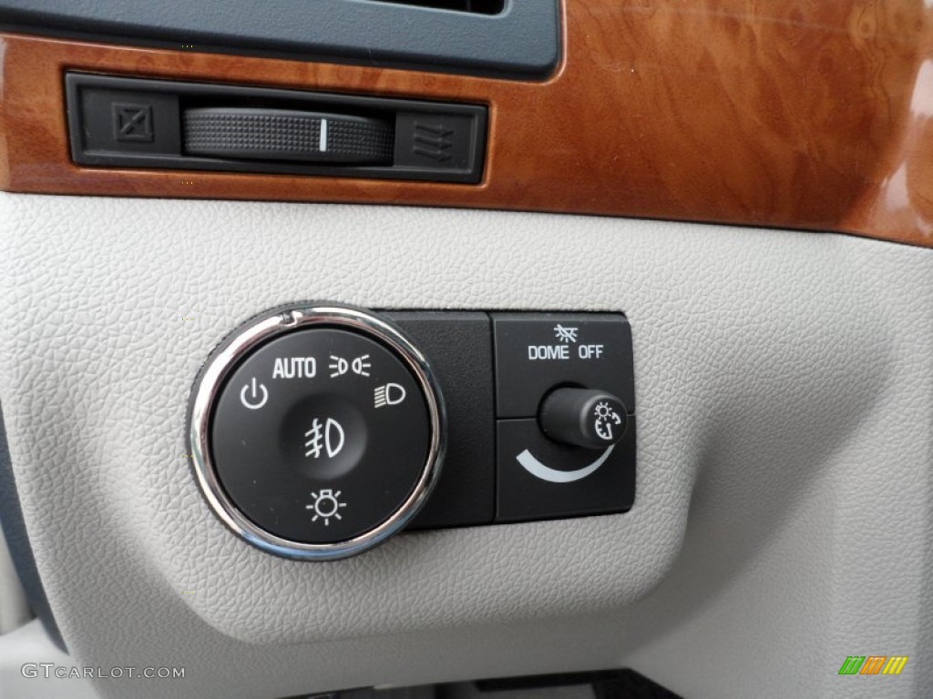 2009 Saturn Outlook XR Controls Photos